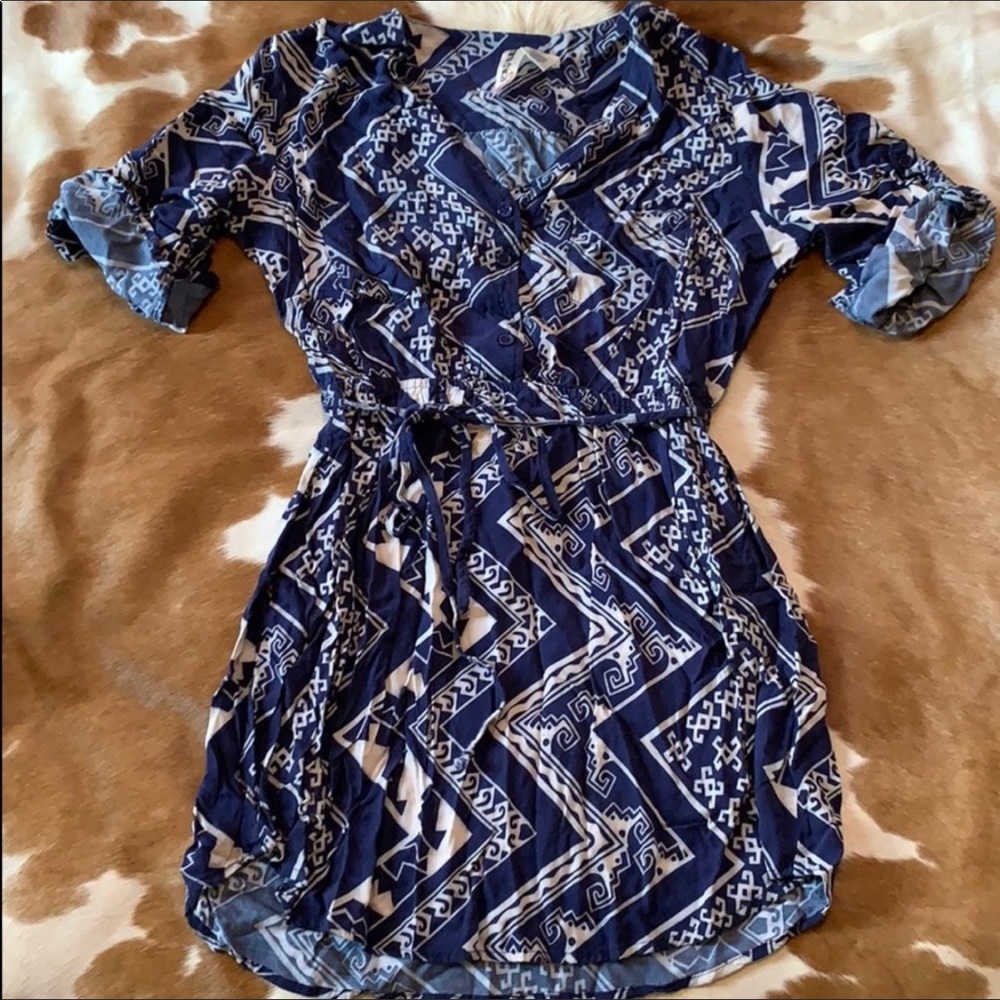 Printed shirt dress w/cuff sleeves.